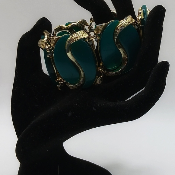 Elegant Gold and Green Bracelet - Picture 3 of 4